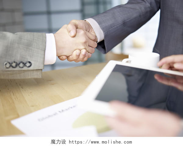 商界人士在办公室握手签约成功合作合作团结握手团结手势合作平台商务合作握手